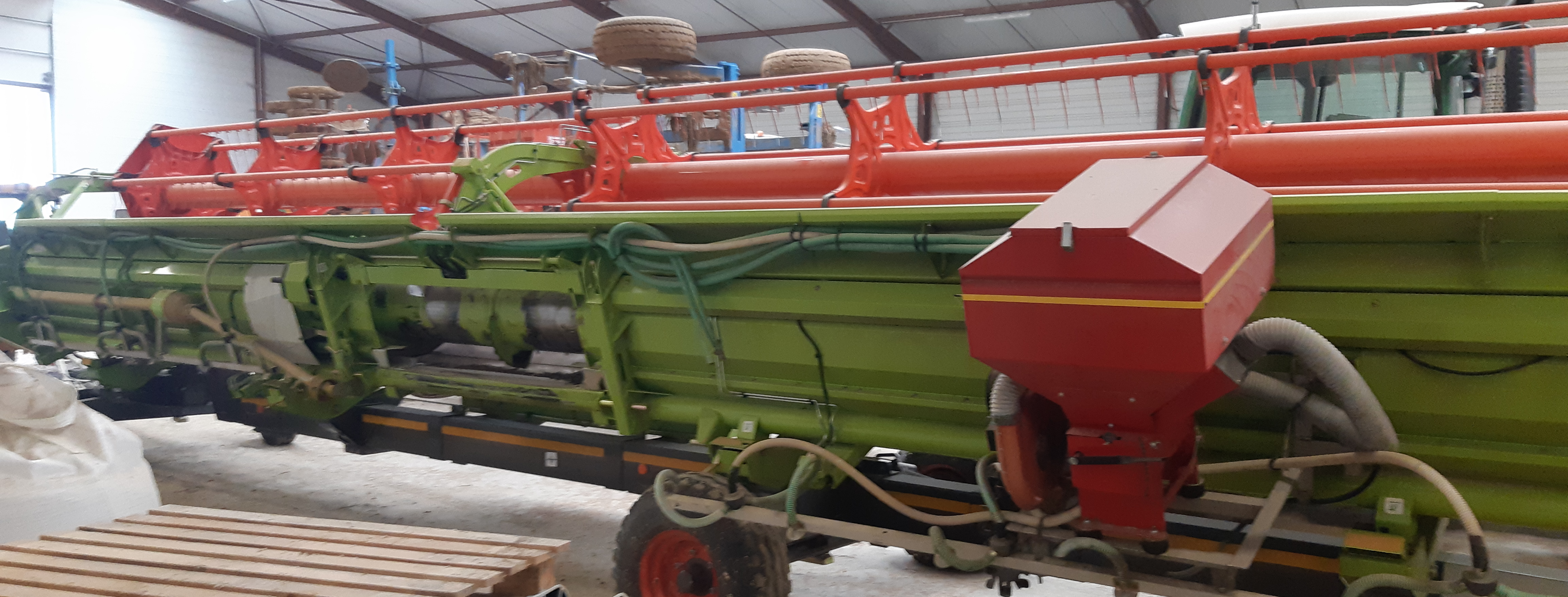 Semoir monté sous la coupe de la moissonneuse-batteuse